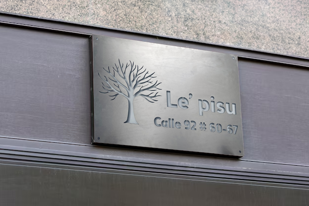 Placa de nomenclatura en metal instalada en la fachada